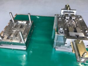 Plastic injection mould with isolate all around