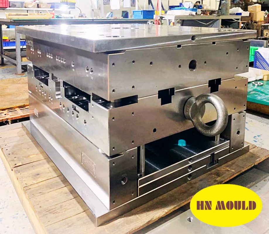 Automotive plastic injection mold assembly